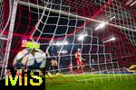 22.10.2025,  Fussball UEFA Championsleague 2025/2026: Vorrunde 3.Spieltag, FC Bayern München - Club Brügge, in der Allianz-Arena München. der Ball zappelt im Netz,