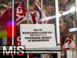 22.10.2025,  Fussball UEFA Championsleague 2025/2026: Vorrunde 3.Spieltag, FC Bayern München - Club Brügge, in der Allianz-Arena München. Aktion der Bayernfans gegen Machtmissbrauch und Physische und Psychische Gewalt in Beziehungen.