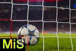 22.10.2025,  Fussball UEFA Championsleague 2025/2026: Vorrunde 3.Spieltag, FC Bayern München - Club Brügge, in der Allianz-Arena München. Der Spielball FINALE von Adidas liegt im Torraum hinter dem Tornetz.