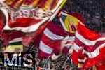 22.10.2025,  Fussball UEFA Championsleague 2025/2026: Vorrunde 3.Spieltag, FC Bayern München - Club Brügge, in der Allianz-Arena München. Bayernfans schwenken ihre Fahnen.