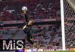 22.10.2025,  Fussball UEFA Championsleague 2025/2026: Vorrunde 3.Spieltag, FC Bayern München - Club Brügge, in der Allianz-Arena München. Torwart Manuel Neuer (FC Bayern München) fliegt beim Aufwärmen.