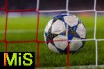 22.10.2025,  Fussball UEFA Championsleague 2025/2026: Vorrunde 3.Spieltag, FC Bayern München - Club Brügge, in der Allianz-Arena München. Der Spielball FINALE von Adidas liegt im Torraum hinter dem Tornetz.