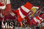 22.10.2025,  Fussball UEFA Championsleague 2025/2026: Vorrunde 3.Spieltag, FC Bayern München - Club Brügge, in der Allianz-Arena München. Bayernfans schwenken ihre Fahnen.