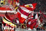 22.10.2025,  Fussball UEFA Championsleague 2025/2026: Vorrunde 3.Spieltag, FC Bayern München - Club Brügge, in der Allianz-Arena München. Bayernfans schwenken ihre Fahnen.