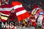 22.10.2025,  Fussball UEFA Championsleague 2025/2026: Vorrunde 3.Spieltag, FC Bayern München - Club Brügge, in der Allianz-Arena München. Bayernfans schwenken ihre Fahnen.