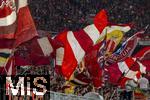 22.10.2025,  Fussball UEFA Championsleague 2025/2026: Vorrunde 3.Spieltag, FC Bayern München - Club Brügge, in der Allianz-Arena München. Bayernfans schwenken ihre Fahnen.