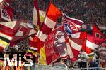 22.10.2025,  Fussball UEFA Championsleague 2025/2026: Vorrunde 3.Spieltag, FC Bayern München - Club Brügge, in der Allianz-Arena München. Bayernfans schwenken ihre Fahnen.