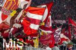 22.10.2025,  Fussball UEFA Championsleague 2025/2026: Vorrunde 3.Spieltag, FC Bayern München - Club Brügge, in der Allianz-Arena München. Bayernfans schwenken ihre Fahnen.
