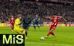 22.10.2025,  Fussball UEFA Championsleague 2025/2026: Vorrunde 3.Spieltag, FC Bayern München - Club Brügge, in der Allianz-Arena München. re: Luis Diaz (FC Bayern München) am Ball gegen Torwart Nordin Jackers (Club Brügge).