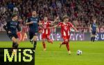 22.10.2025,  Fussball UEFA Championsleague 2025/2026: Vorrunde 3.Spieltag, FC Bayern München - Club Brügge, in der Allianz-Arena München. re: Lennart Karl (FC Bayern München) lässt seine Gegner stehen