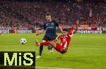 22.10.2025,  Fussball UEFA Championsleague 2025/2026: Vorrunde 3.Spieltag, FC Bayern München - Club Brügge, in der Allianz-Arena München. Brandon Mechele (Club Brügge) gegen Luis Diaz (re, FC Bayern München)