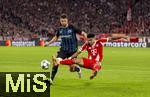 22.10.2025,  Fussball UEFA Championsleague 2025/2026: Vorrunde 3.Spieltag, FC Bayern München - Club Brügge, in der Allianz-Arena München. Brandon Mechele (Club Brügge) gegen Luis Diaz (re, FC Bayern München)