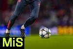 22.10.2025,  Fussball UEFA Championsleague 2025/2026: Vorrunde 3.Spieltag, FC Bayern München - Club Brügge, in der Allianz-Arena München. Der Spielball FINALE von Adidas wird beim Aufwärmen getreten