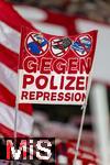 22.10.2025,  Fussball UEFA Championsleague 2025/2026: Vorrunde 3.Spieltag, FC Bayern München - Club Brügge, in der Allianz-Arena München. Bayernfans schwenken Doppelhalter: Gegen Polizei-Repression