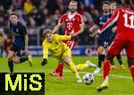 22.10.2025,  Fussball UEFA Championsleague 2025/2026: Vorrunde 3.Spieltag, FC Bayern München - Club Brügge, in der Allianz-Arena München. Torwart Nordin Jackers (Club Brügge) legt sich in den Ball von Nicolas Jackson (FC Bayern München)