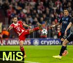 22.10.2025,  Fussball UEFA Championsleague 2025/2026: Vorrunde 3.Spieltag, FC Bayern München - Club Brügge, in der Allianz-Arena München. Raphael Guerreiro (FC Bayern München) am Ball