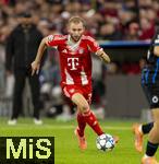 22.10.2025,  Fussball UEFA Championsleague 2025/2026: Vorrunde 3.Spieltag, FC Bayern München - Club Brügge, in der Allianz-Arena München. Konrad Laimer (FC Bayern München) am Ball