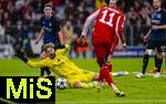 22.10.2025,  Fussball UEFA Championsleague 2025/2026: Vorrunde 3.Spieltag, FC Bayern München - Club Brügge, in der Allianz-Arena München. Torwart Nordin Jackers (Club Brügge) legt sich in den Ball von Nicolas Jackson (FC Bayern München)