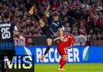 22.10.2025,  Fussball UEFA Championsleague 2025/2026: Vorrunde 3.Spieltag, FC Bayern München - Club Brügge, in der Allianz-Arena München. v.li: Björn Meijer (Club Brügge) gegen Joshua Kimmich (FC Bayern München)