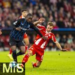 22.10.2025,  Fussball UEFA Championsleague 2025/2026: Vorrunde 3.Spieltag, FC Bayern München - Club Brügge, in der Allianz-Arena München. v.li: Mamadou Diakhon (Club Brügge) gegen Joshua Kimmich (FC Bayern München)
