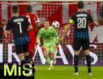 22.10.2025,  Fussball UEFA Championsleague 2025/2026: Vorrunde 3.Spieltag, FC Bayern München - Club Brügge, in der Allianz-Arena München. Torwart Manuel Neuer (FC Bayern München) geht dem Ball aus seinem Strafraum entgegen