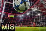 22.10.2025,  Fussball UEFA Championsleague 2025/2026: Vorrunde 3.Spieltag, FC Bayern München - Club Brügge, in der Allianz-Arena München. der Ball zappelt vor dem Netz,