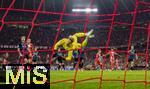22.10.2025,  Fussball UEFA Championsleague 2025/2026: Vorrunde 3.Spieltag, FC Bayern München - Club Brügge, in der Allianz-Arena München. Torschuss zum 1:0 von Lennart Karl (hinten 2.v.re, FC Bayern Muenchen), Torwart Nordin Jackers (Club Bruegge) fliegt vergeblich.