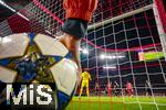 22.10.2025,  Fussball UEFA Championsleague 2025/2026: Vorrunde 3.Spieltag, FC Bayern München - Club Brügge, in der Allianz-Arena München. Balljunge greift sich den Ball hinterm Tor.