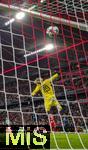 22.10.2025,  Fussball UEFA Championsleague 2025/2026: Vorrunde 3.Spieltag, FC Bayern München - Club Brügge, in der Allianz-Arena München. Torschuss vom Luis Diaz (u, FC Bayern München) zum 3:0 gegen Torwart Nordin Jackers (Club Brügge).