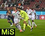 28.10.2025, Fussball DFB-Pokal 2025/2026, 2.Runde, FC Augsburg - VfL Bochum, in der WWK-Arena Augsburg.
Torwart Stefan Drljaca (Stuttgart) und Torwart Nediljko Labrovic (FC Augsburg) sichern den Ball.