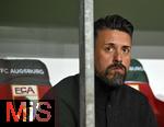 28.10.2025, Fussball DFB-Pokal 2025/2026, 2.Runde, FC Augsburg - VfL Bochum, in der WWK-Arena Augsburg.
Trainer Sandro Wagner (FC Augsburg) nachdenklich.