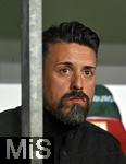 28.10.2025, Fussball DFB-Pokal 2025/2026, 2.Runde, FC Augsburg - VfL Bochum, in der WWK-Arena Augsburg.
Trainer Sandro Wagner (FC Augsburg) nachdenklich.