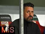 28.10.2025, Fussball DFB-Pokal 2025/2026, 2.Runde, FC Augsburg - VfL Bochum, in der WWK-Arena Augsburg.
Trainer Sandro Wagner (FC Augsburg) nachdenklich.