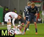 28.10.2025, Fussball DFB-Pokal 2025/2026, 2.Runde, FC Augsburg - VfL Bochum, in der WWK-Arena Augsburg.
Mats Pannewig (VfL Bochum) erkundigt sich nach Elvis Rexhbecaj (FC Augsburg)