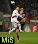 28.10.2025, Fussball DFB-Pokal 2025/2026, 2.Runde, FC Augsburg - VfL Bochum, in der WWK-Arena Augsburg.
v.l. Elvis Rexhbecaj (FC Augsburg) gegen Mats Pannewig (VfL Bochum)