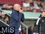 28.10.2025, Fussball DFB-Pokal 2025/2026, 2.Runde, FC Augsburg - VfL Bochum, in der WWK-Arena Augsburg.
Trainer Uwe Rösler (VfL Bochum) pfeift