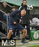 28.10.2025, Fussball DFB-Pokal 2025/2026, 2.Runde, FC Augsburg - VfL Bochum, in der WWK-Arena Augsburg.
Trainer Uwe Rösler (VfL Bochum) köpft den Ball.