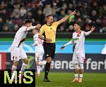 28.10.2025, Fussball DFB-Pokal 2025/2026, 2.Runde, FC Augsburg - VfL Bochum, in der WWK-Arena Augsburg.
Schiedsrichter Sascha Stegemann (Deutschland) gestikuliert.  Ismael Gharbi (FC Augsburg)