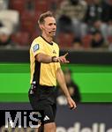 28.10.2025, Fussball DFB-Pokal 2025/2026, 2.Runde, FC Augsburg - VfL Bochum, in der WWK-Arena Augsburg.
Schiedsrichter Sascha Stegemann (Deutschland) gestikuliert.