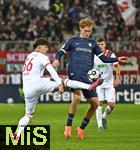 28.10.2025, Fussball DFB-Pokal 2025/2026, 2.Runde, FC Augsburg - VfL Bochum, in der WWK-Arena Augsburg.
v.l. Mert Kömür (FC Augsburg) gegen Leandro Morgalla (Bochum)