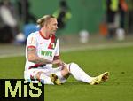 28.10.2025, Fussball DFB-Pokal 2025/2026, 2.Runde, FC Augsburg - VfL Bochum, in der WWK-Arena Augsburg.
Marius Wolf (FC Augsburg) am Boden