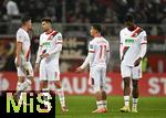 28.10.2025, Fussball DFB-Pokal 2025/2026, 2.Runde, FC Augsburg - VfL Bochum, in der WWK-Arena Augsburg.
v.l. Elvis Rexhbecaj (FC Augsburg),  Ismael Seifallah Gharbi (FC Augsburg) und Samuel Emmanuel Essende Mbongu (FC Augsburg) sind enttäuscht