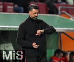 28.10.2025, Fussball DFB-Pokal 2025/2026, 2.Runde, FC Augsburg - VfL Bochum, in der WWK-Arena Augsburg.
Trainer Sandro Wagner (FC Augsburg) schaut auf die Uhr