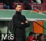 28.10.2025, Fussball DFB-Pokal 2025/2026, 2.Runde, FC Augsburg - VfL Bochum, in der WWK-Arena Augsburg.
Trainer Sandro Wagner (FC Augsburg) nachdenklich.