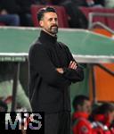 28.10.2025, Fussball DFB-Pokal 2025/2026, 2.Runde, FC Augsburg - VfL Bochum, in der WWK-Arena Augsburg.
Trainer Sandro Wagner (FC Augsburg) nachdenklich.