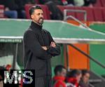 28.10.2025, Fussball DFB-Pokal 2025/2026, 2.Runde, FC Augsburg - VfL Bochum, in der WWK-Arena Augsburg.
Trainer Sandro Wagner (FC Augsburg) nachdenklich.