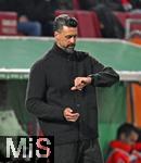 28.10.2025, Fussball DFB-Pokal 2025/2026, 2.Runde, FC Augsburg - VfL Bochum, in der WWK-Arena Augsburg.
Trainer Sandro Wagner (FC Augsburg) schaut auf die Uhr