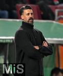 28.10.2025, Fussball DFB-Pokal 2025/2026, 2.Runde, FC Augsburg - VfL Bochum, in der WWK-Arena Augsburg.
Trainer Sandro Wagner (FC Augsburg) nachdenklich.
