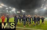 28.10.2025, Fussball DFB-Pokal 2025/2026, 2.Runde, FC Augsburg - VfL Bochum, in der WWK-Arena Augsburg.
Die Bochumer feiern nach dem Spiel. Vorne Trainer Uwe Rösler (VfL Bochum)
