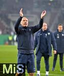 28.10.2025, Fussball DFB-Pokal 2025/2026, 2.Runde, FC Augsburg - VfL Bochum, in der WWK-Arena Augsburg.
Die Bochumer feiern nach dem Spiel. Hier der Trainer Uwe Rösler (VfL Bochum)